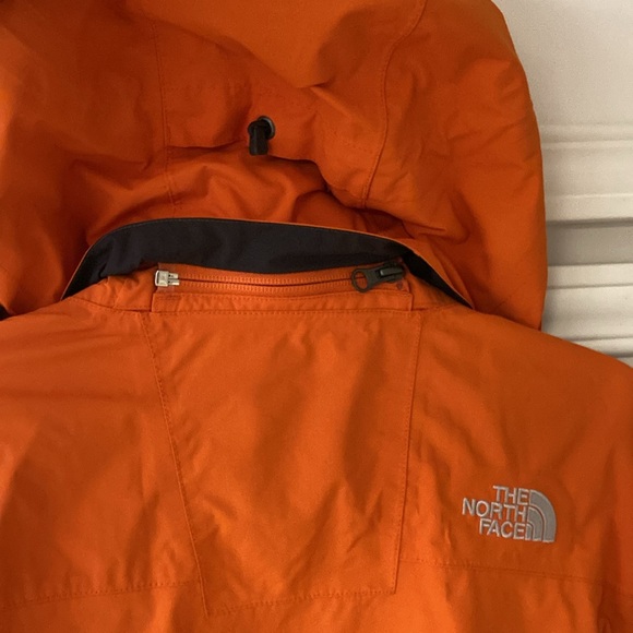 The North Face 2 in 1 Jacket. Size: Men’s Small in Orange and Grey - Picture 6 of 6
